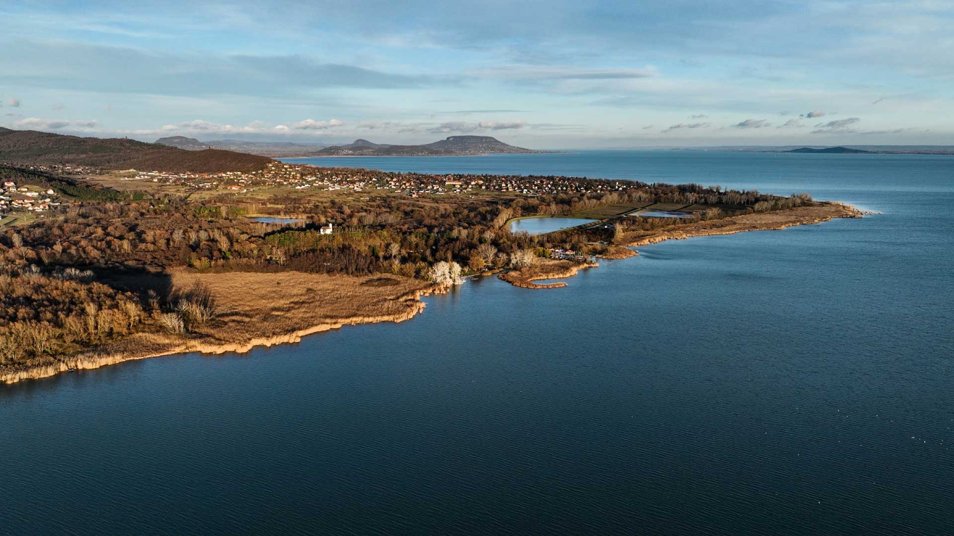 Több száz éves katonai térképek és a legfrissebb műholdfotók rajzolják ki, mit tettünk a Balatonnal 300 év alatt